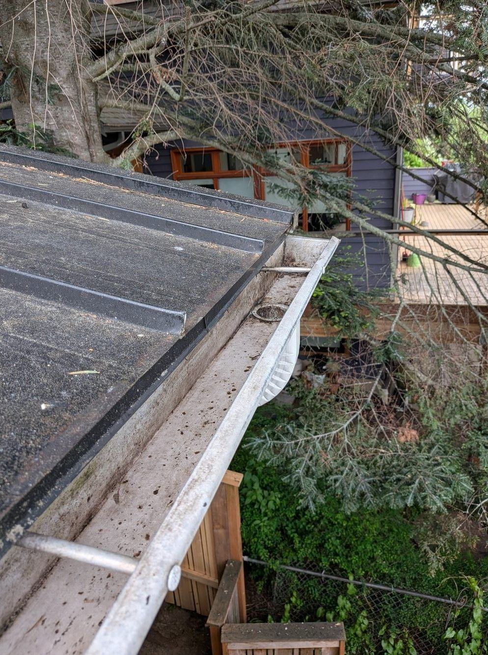 Fully cleared gutter after cleaning